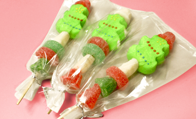 Christmas candy kabobs are fun desserts and favors for kids 