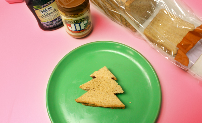 Fun Christmas lunch idea for kids on www.thecharmitspot.com 